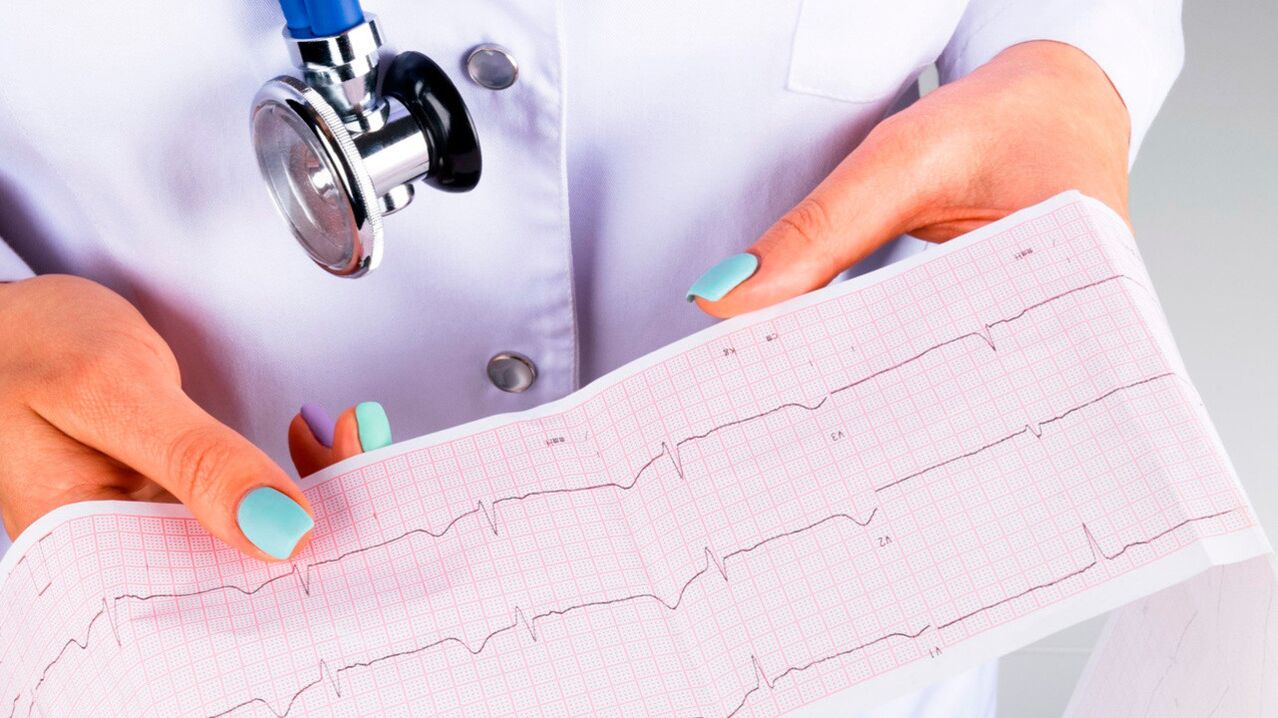 Pacientes hipertensos precisam monitorar sua condição cardíaca usando um ECG